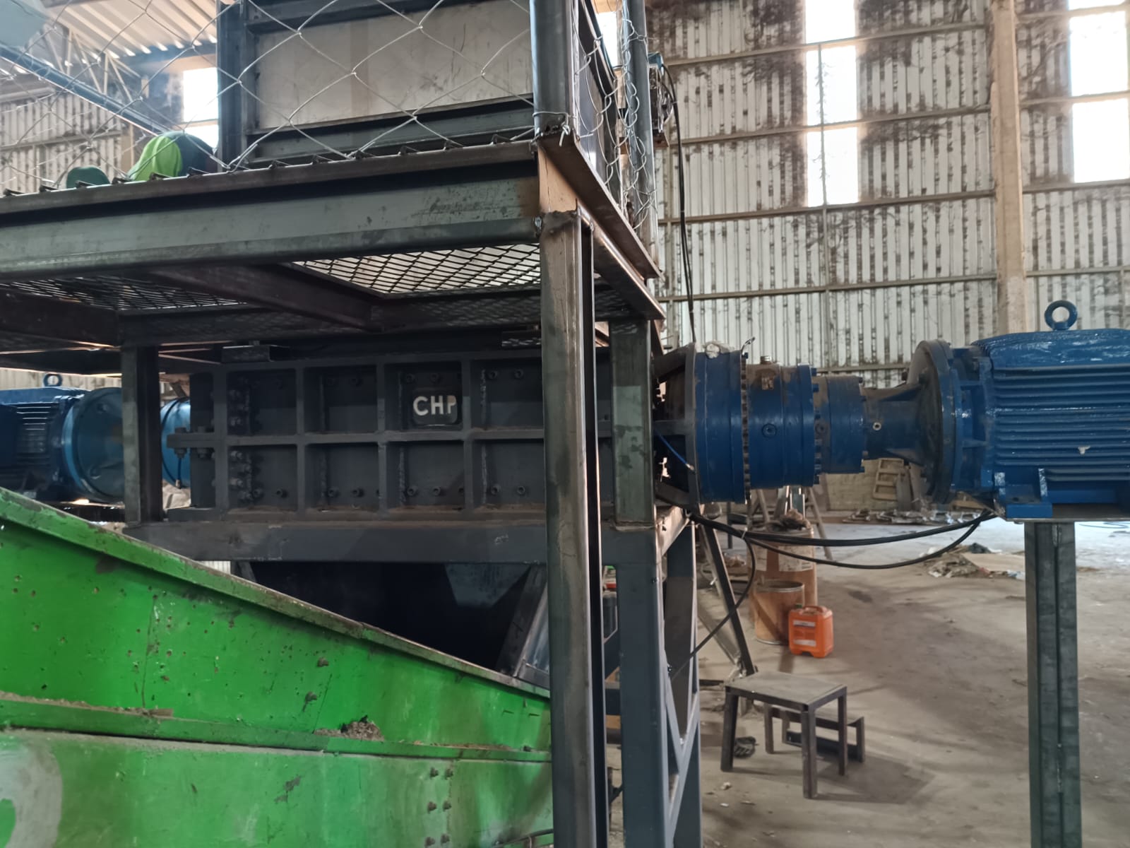 Triturador industrial CHP visto pela abertura de alimentação